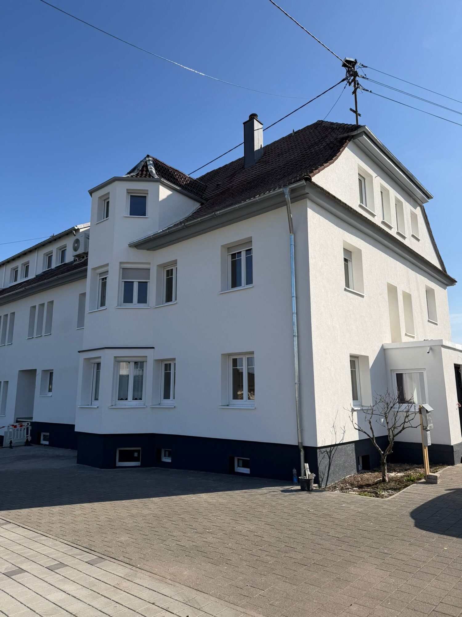 Frisch gepflasterte Hofeinfahrt am sanierten Wohnhaus in Hugsweier