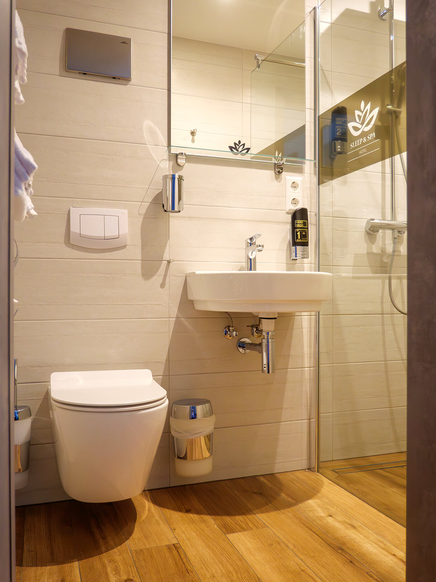 Badezimmer im Hotel Sleep & Dream mit bodengleicher Dusche