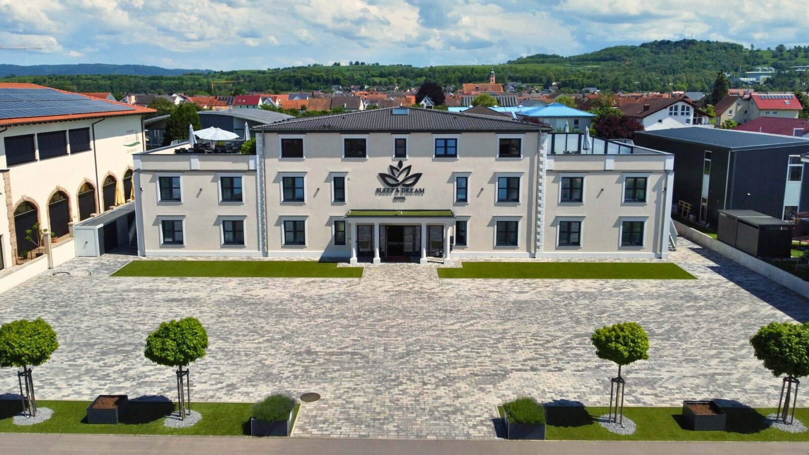 Drohnen-Luftaufnahme des Hotel-Neubaus Sleep & Dream in Ringsheim mit vollem Schriftzug