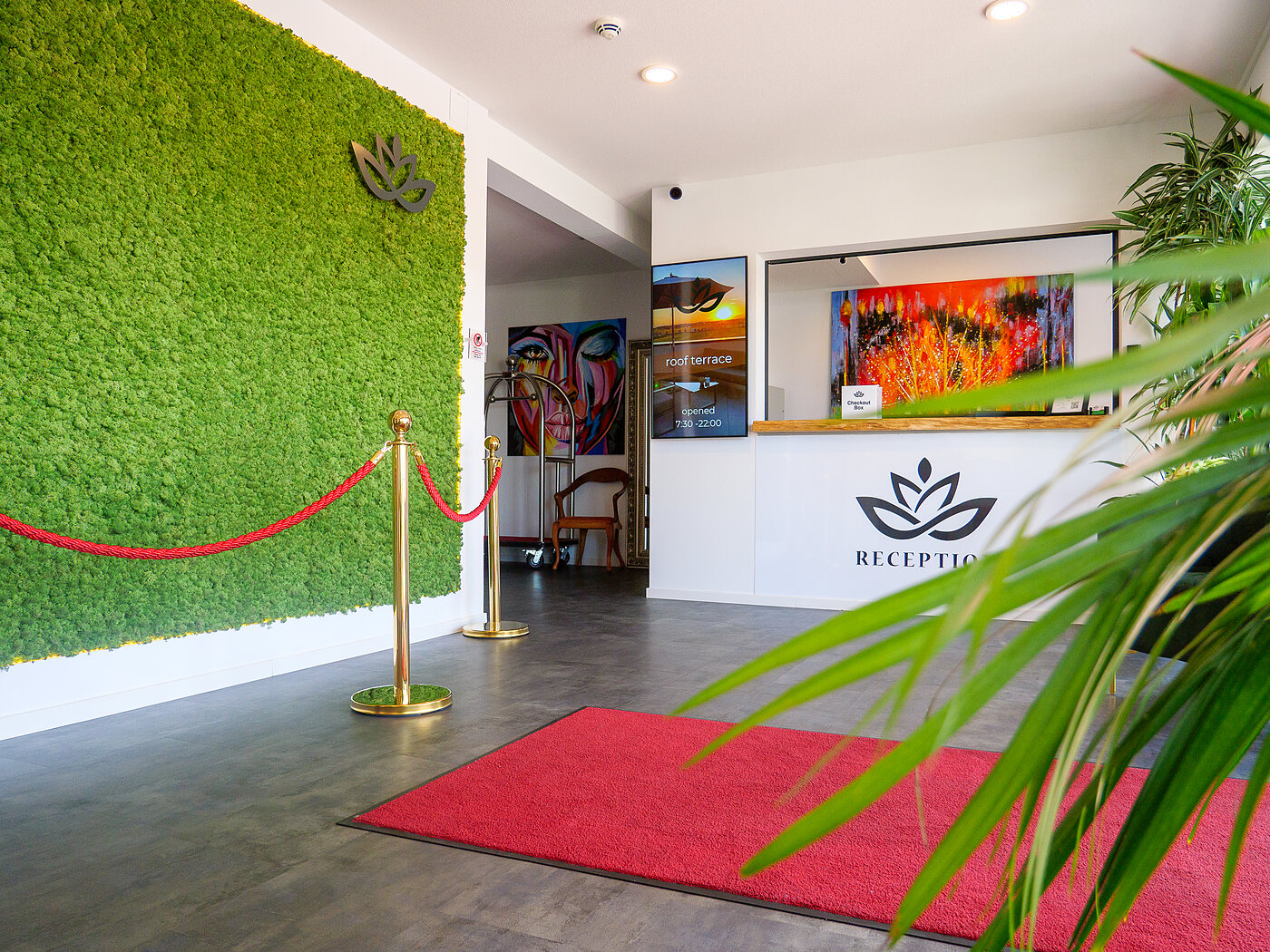 Lobby des Hotels Sleep & Dream mit Moos-Wand und Rezeptionstresen