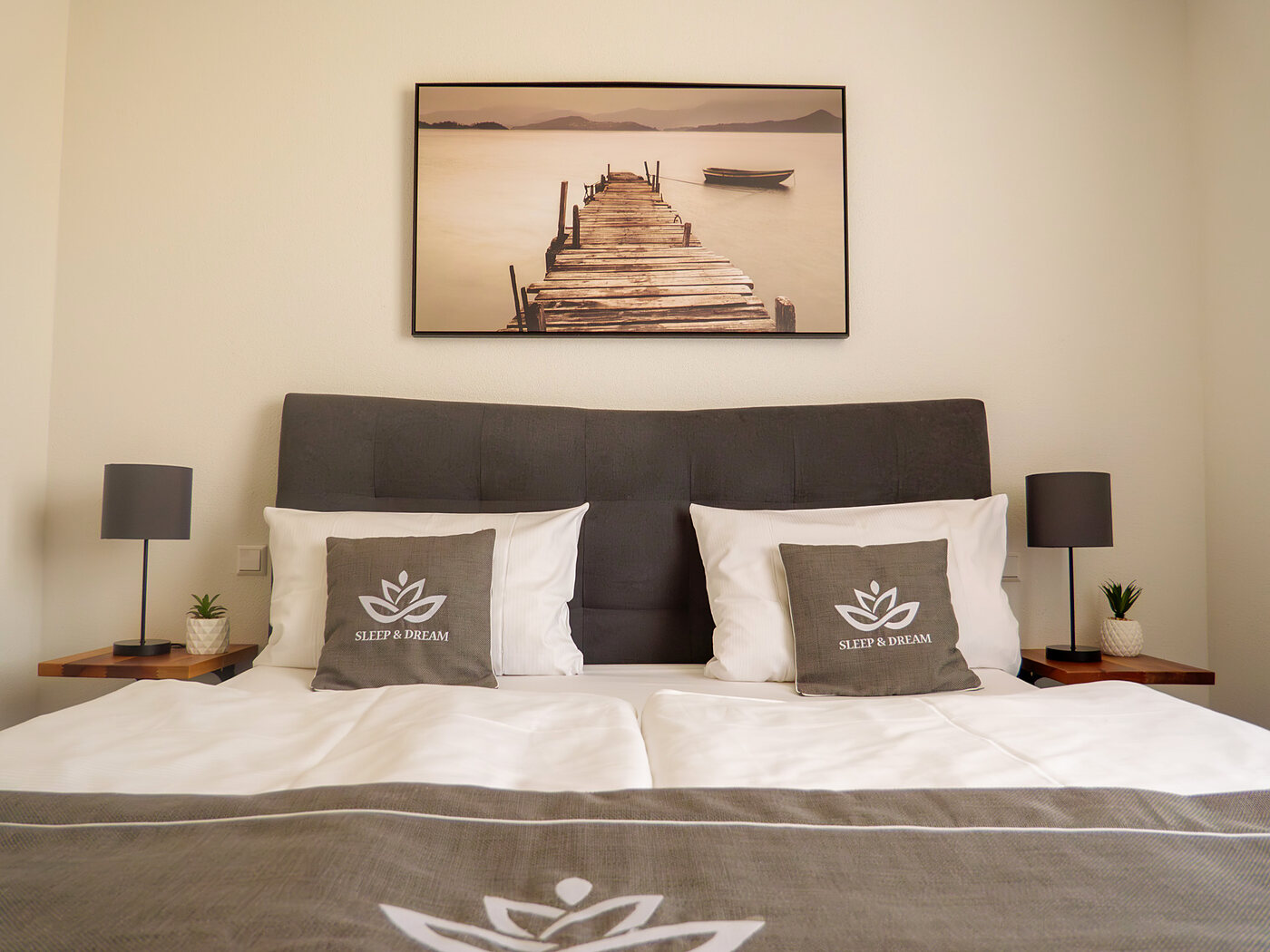 Superior-Zimmer im Hotel Sleep & Dream mit Doppelbett und Wandbild