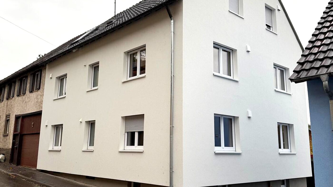 Straßenseite des Hauses in Kippenheim nach der Modernisierung: durchgehend heller Putz, neue Fenster