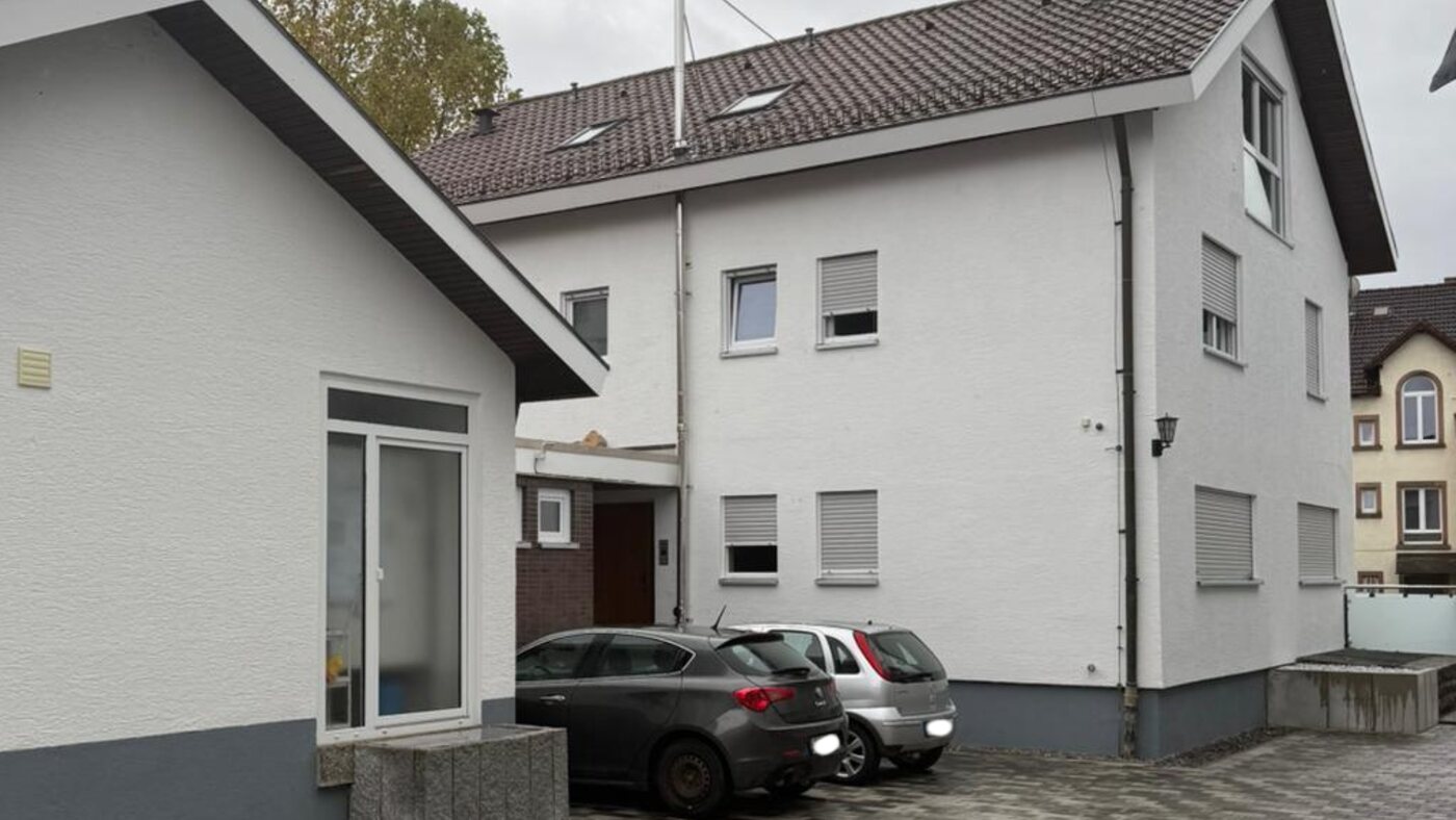 Hofseite des sanierten Gebäudes in Lahr: weiße Fassade, neue Fenster