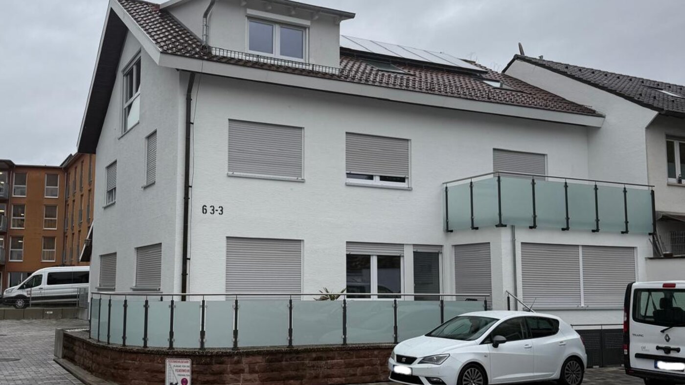 Straßenseite des sanierten Hauses in Lahr mit Dachgaube, Photovoltaik und Glasbalkon