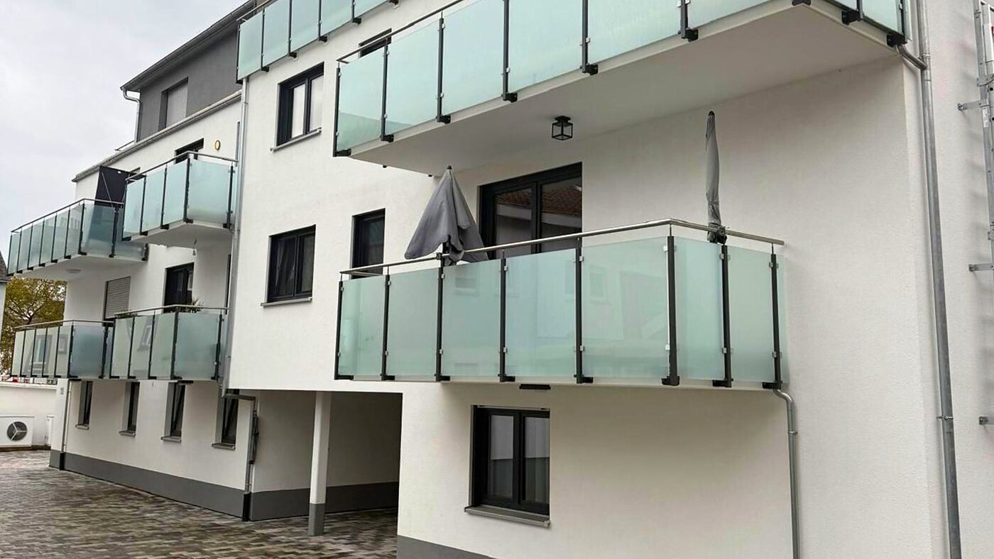 Balkonseite des Neubaus in Lahr mit umlaufenden Glasgeländern