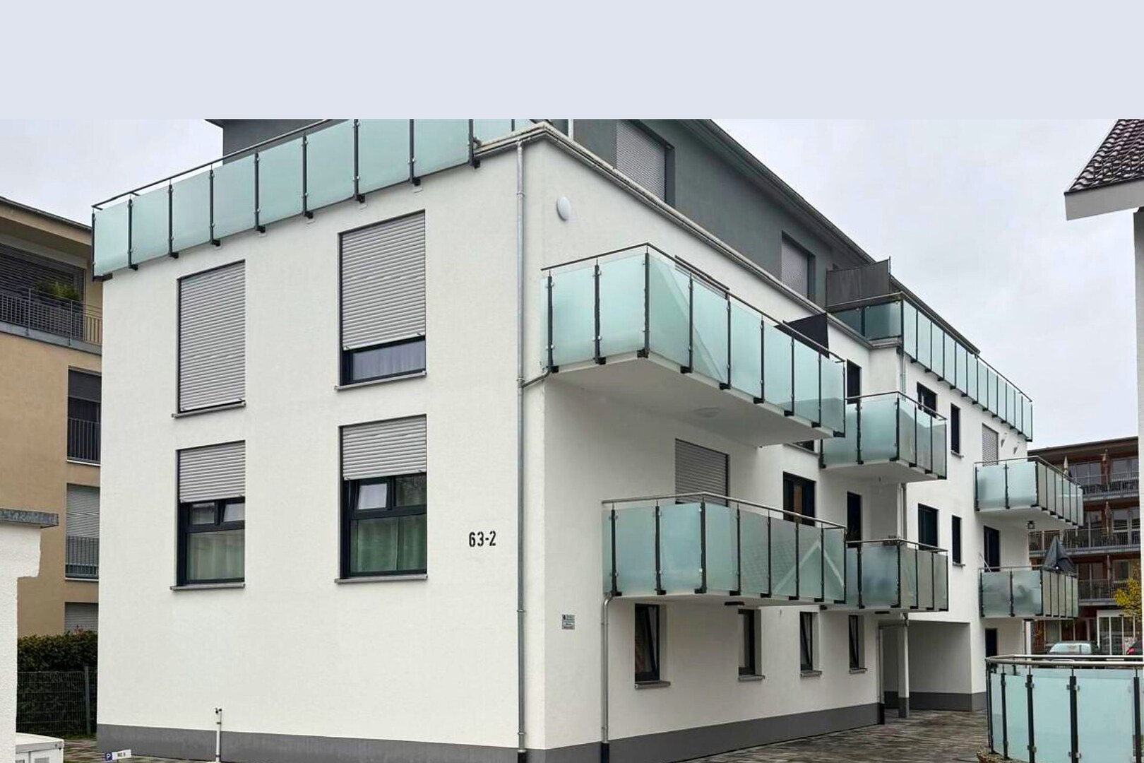 Neubau-Mehrfamilienhaus in Lahr mit Glasgeländer-Balkonen, Hausnummer 63-2