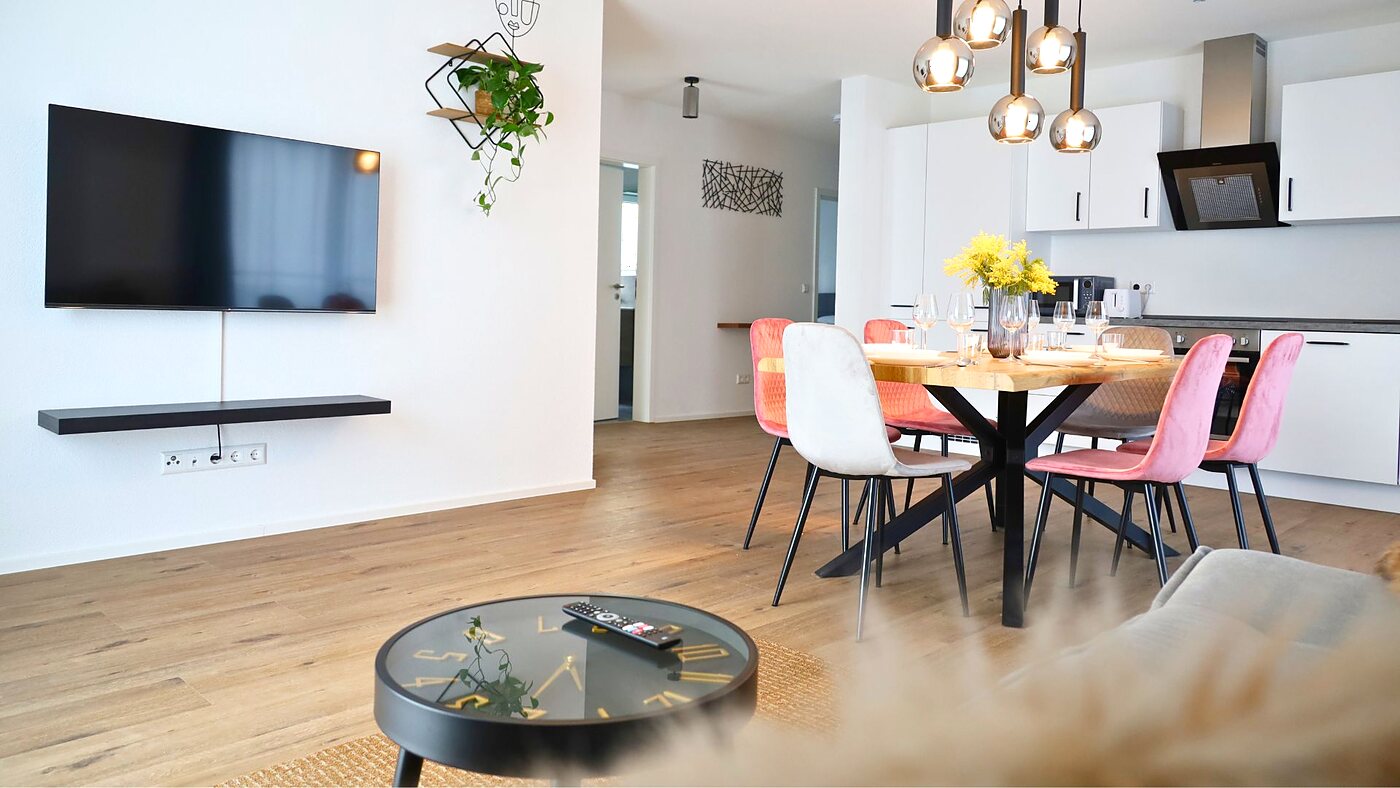 Wohn- und Essbereich im Neubau Lahr mit offener Küche und Eichenboden